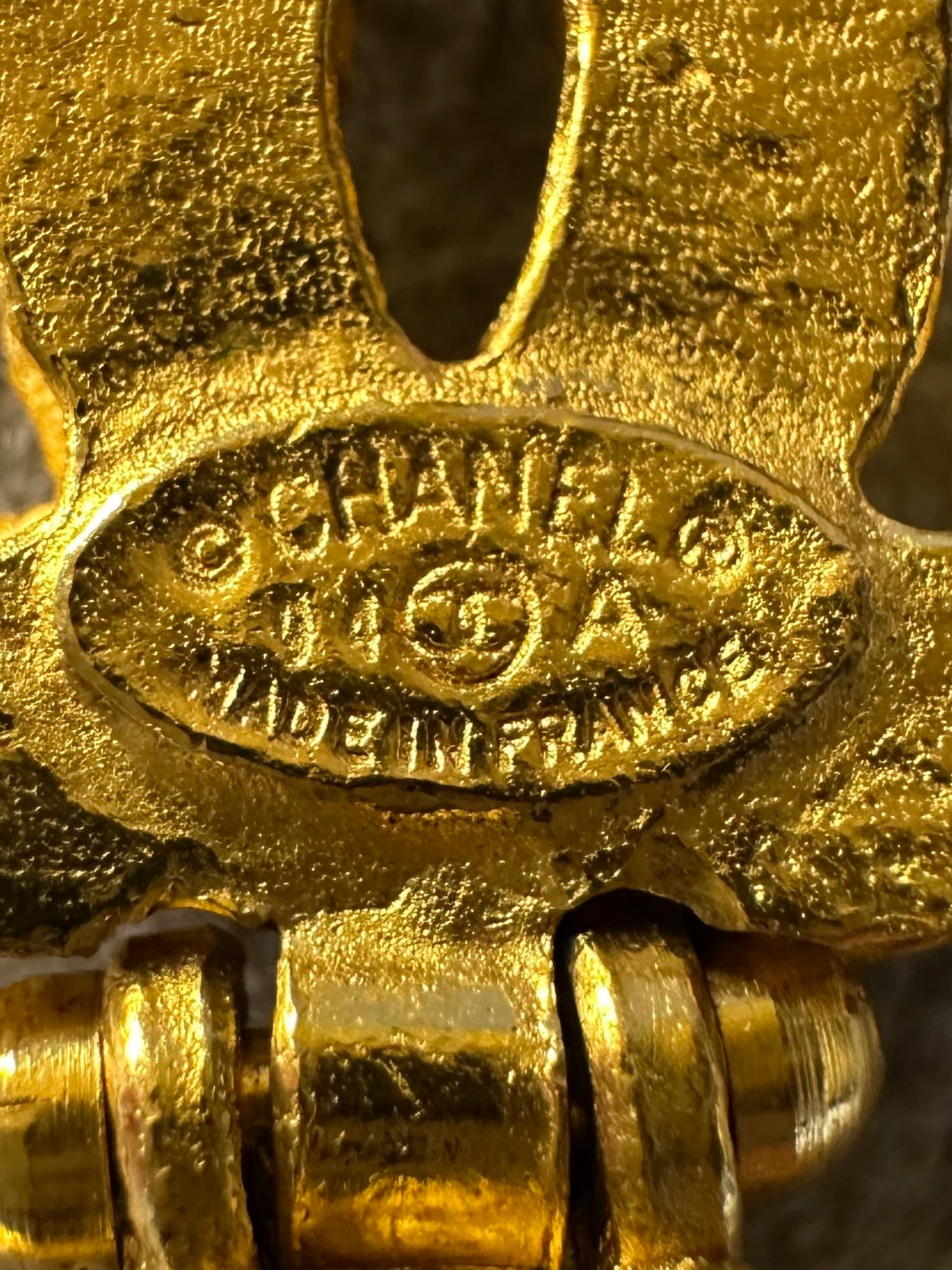Chanel Vintage 90s Heart Necklace With Green Gripoix Stone - Gold