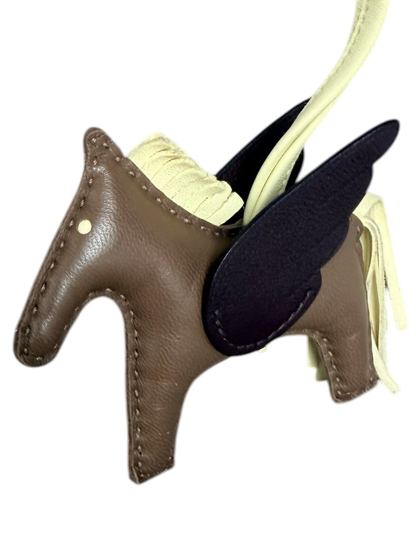 Hermès Rodeo Pegasus PM Charm in Agneau & Veau Swift – Etoupe / Jaune / Rouge Milton